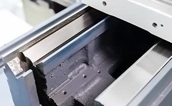 Z-axis V-flat integral quench guide